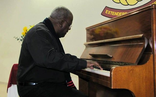 Prof Jonathan Jansen agter Gansbaai Academia se klavier waartydens hy vir die leerders “opgetree” het   